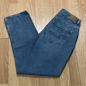 American Eagle Women’s 6 (28x28) Mom Jeans Medium Blue Denim Tapered Stretch